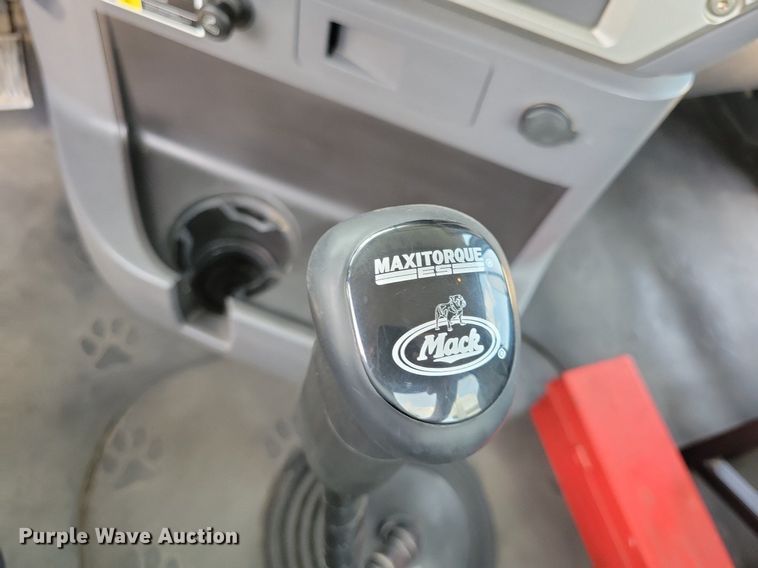 image for item DR4384 2013 Mack CHU613 semi truck