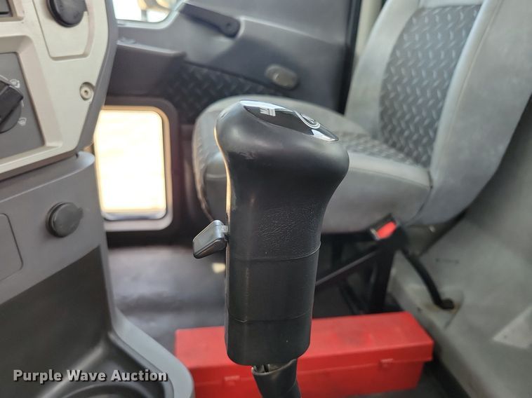 image for item DR4384 2013 Mack CHU613 semi truck