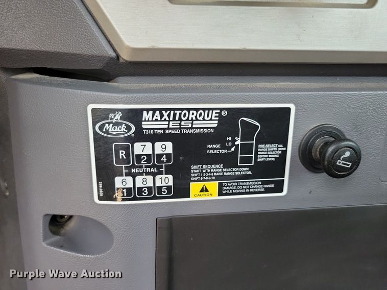 image for item DR4384 2013 Mack CHU613 semi truck