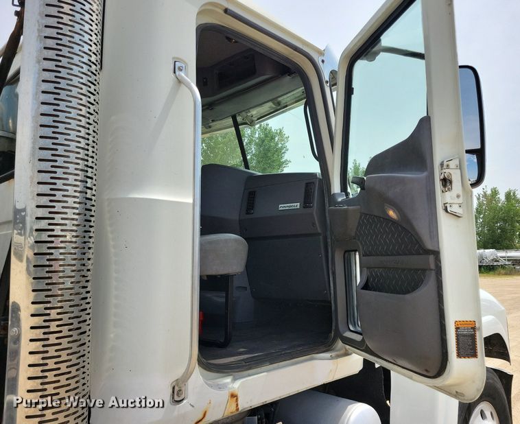 image for item DR4384 2013 Mack CHU613 semi truck