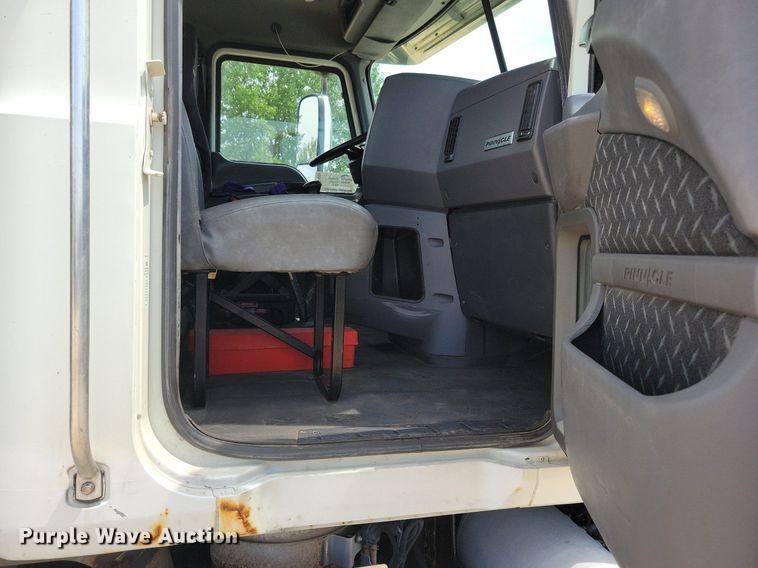 image for item DR4384 2013 Mack CHU613 semi truck