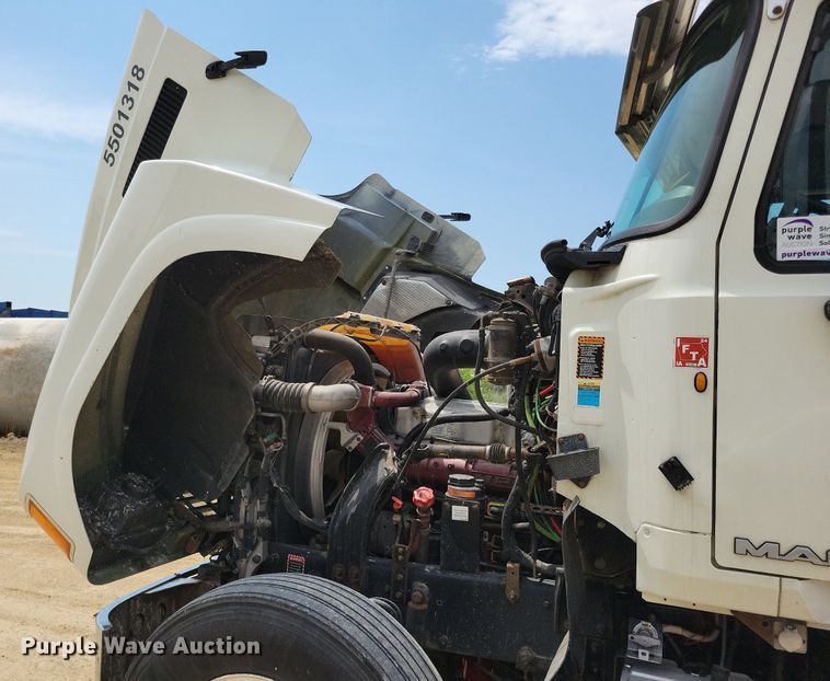 image for item DR4384 2013 Mack CHU613 semi truck