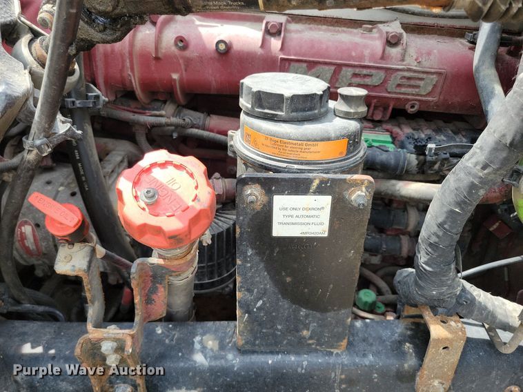 image for item DR4384 2013 Mack CHU613 semi truck