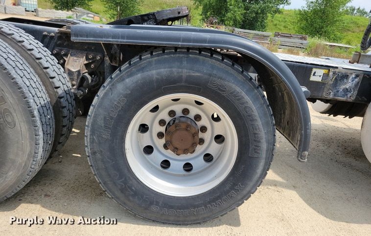 image for item DR4384 2013 Mack CHU613 semi truck