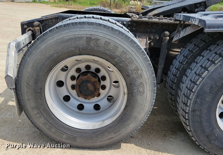 image for item DR4384 2013 Mack CHU613 semi truck