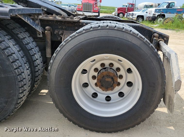 image for item DR4384 2013 Mack CHU613 semi truck