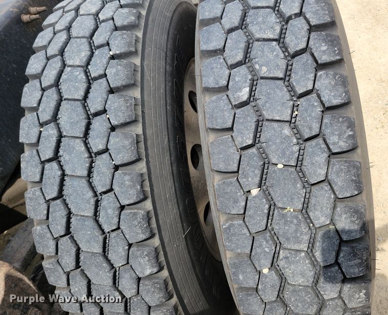 image for item DR4384 2013 Mack CHU613 semi truck