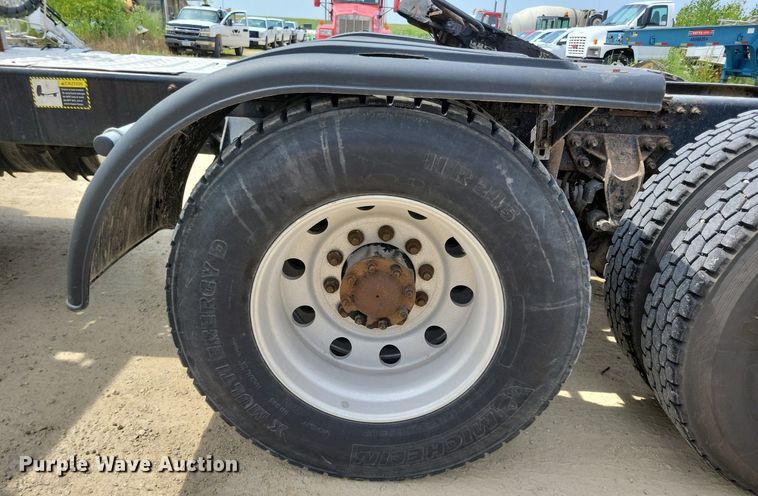 image for item DR4384 2013 Mack CHU613 semi truck