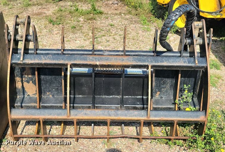 image for item DR4428 Quick Attach skid steer grapple bucket