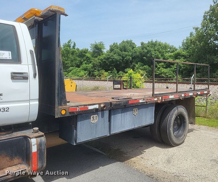 image for item DR4931 2000 GMC C7500 flatbed truck