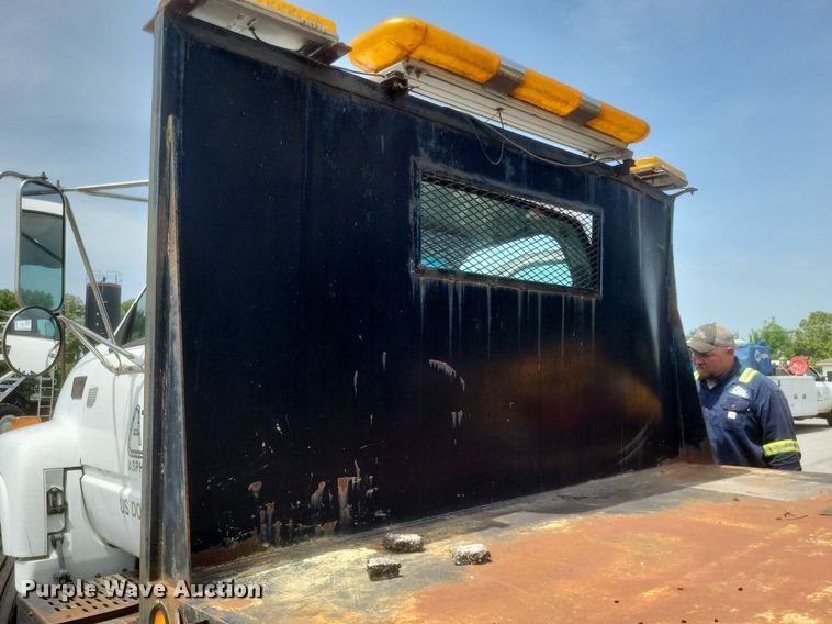 image for item DR4931 2000 GMC C7500 flatbed truck