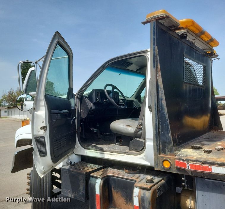 image for item DR4931 2000 GMC C7500 flatbed truck