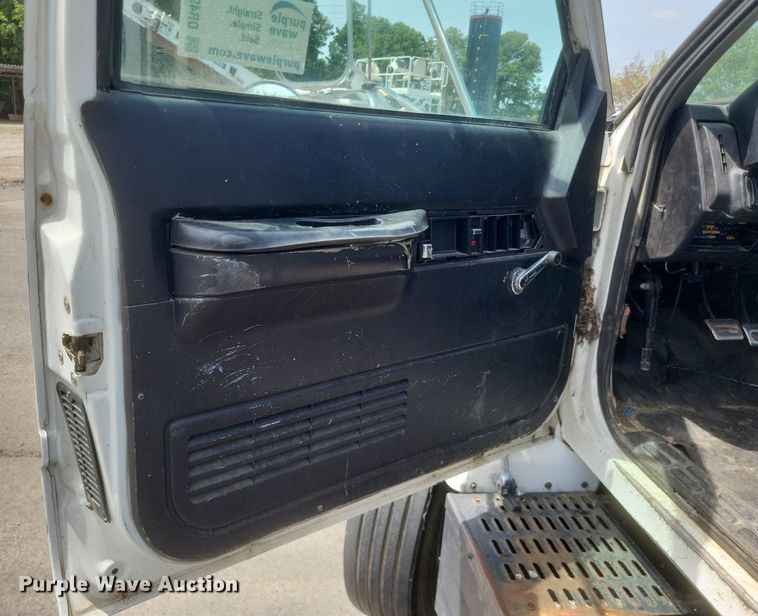 image for item DR4931 2000 GMC C7500 flatbed truck