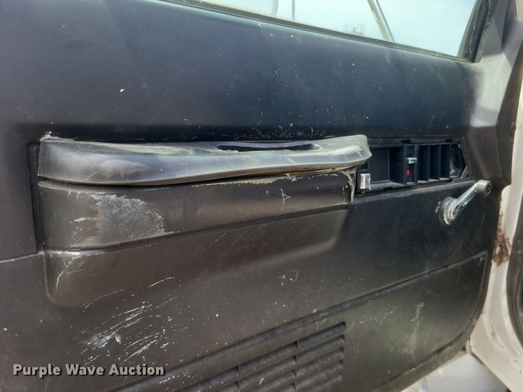 image for item DR4931 2000 GMC C7500 flatbed truck