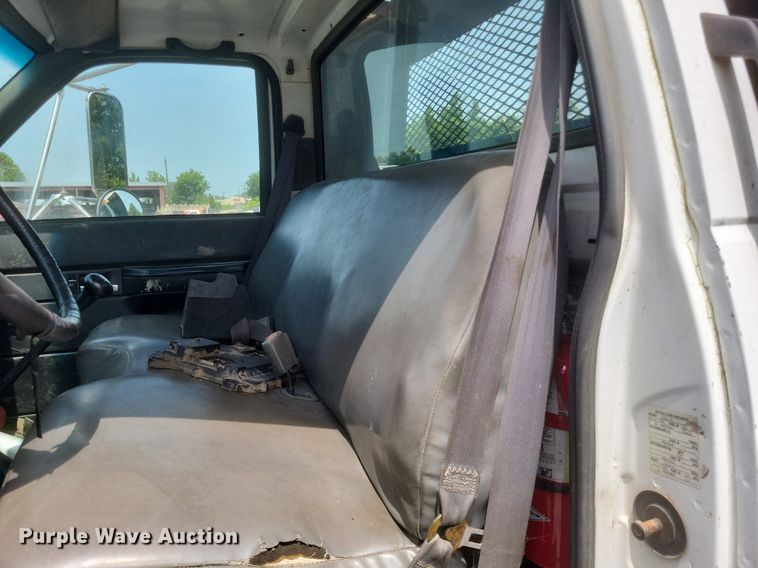 image for item DR4931 2000 GMC C7500 flatbed truck