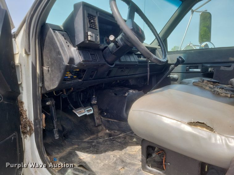 image for item DR4931 2000 GMC C7500 flatbed truck