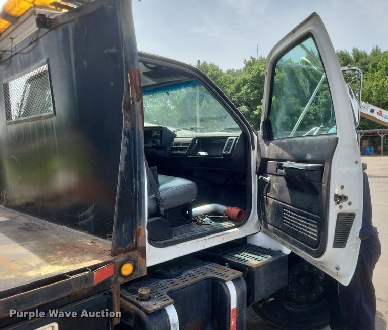 image for item DR4931 2000 GMC C7500 flatbed truck