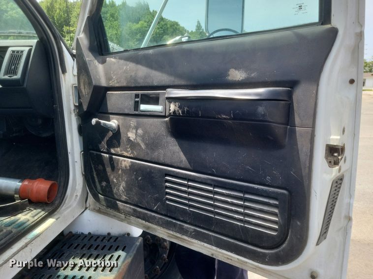 image for item DR4931 2000 GMC C7500 flatbed truck