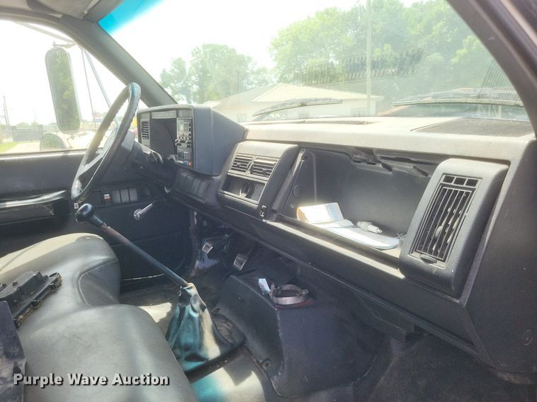 image for item DR4931 2000 GMC C7500 flatbed truck