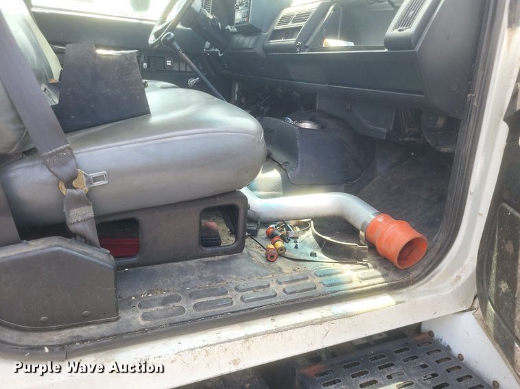 image for item DR4931 2000 GMC C7500 flatbed truck