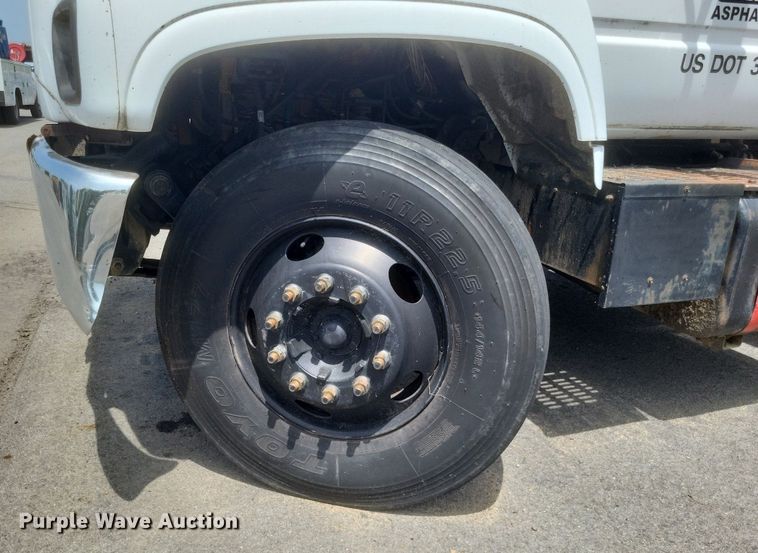 image for item DR4931 2000 GMC C7500 flatbed truck