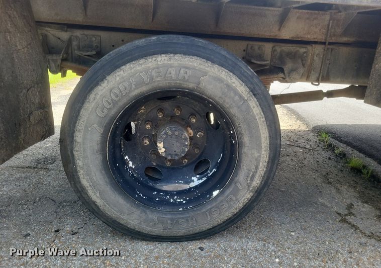 image for item DR4931 2000 GMC C7500 flatbed truck