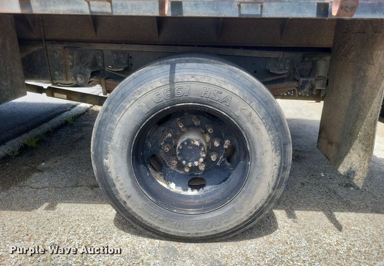 image for item DR4931 2000 GMC C7500 flatbed truck