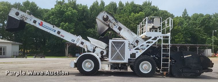 image for item DR4932 2012 Roadtec MTV1000D material transfer machine 