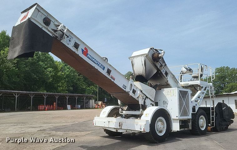 image for item DR4932 2012 Roadtec MTV1000D material transfer machine 