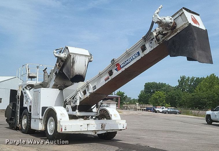 image for item DR4932 2012 Roadtec MTV1000D material transfer machine 