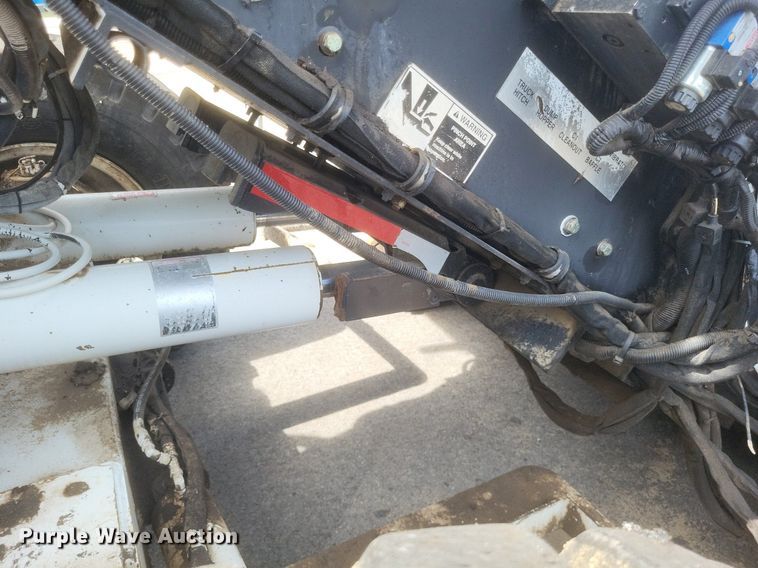 image for item DR4932 2012 Roadtec MTV1000D material transfer machine 