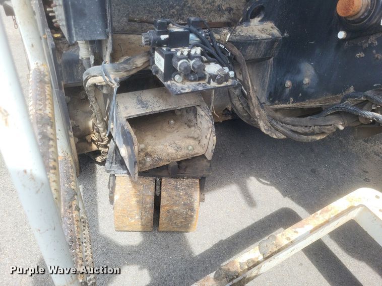 image for item DR4932 2012 Roadtec MTV1000D material transfer machine 