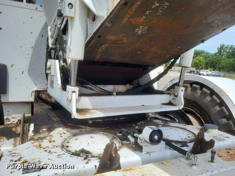 image for item DR4932 2012 Roadtec MTV1000D material transfer machine 