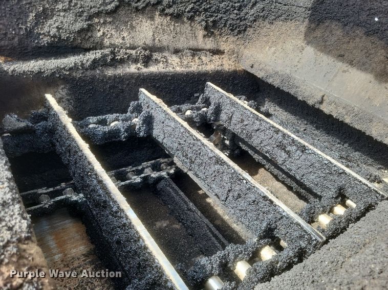 image for item DR4932 2012 Roadtec MTV1000D material transfer machine 