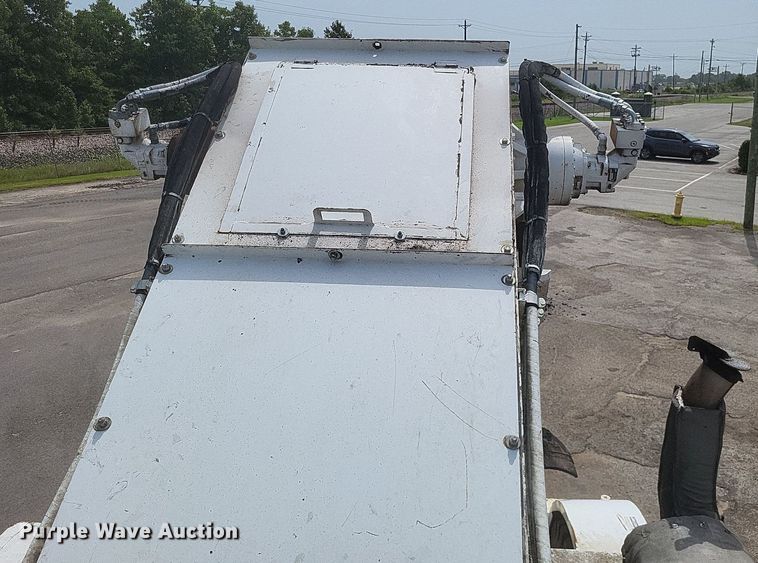 image for item DR4932 2012 Roadtec MTV1000D material transfer machine 