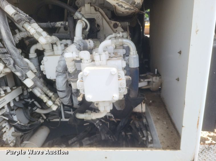 image for item DR4932 2012 Roadtec MTV1000D material transfer machine 