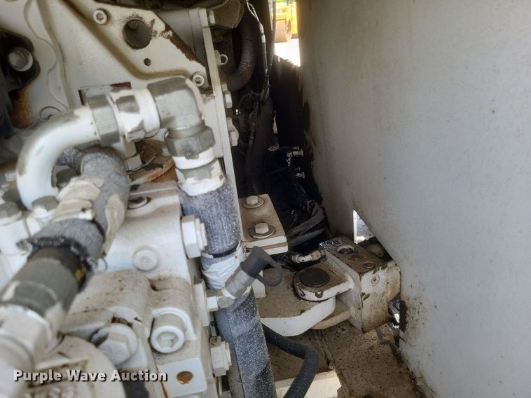 image for item DR4932 2012 Roadtec MTV1000D material transfer machine 