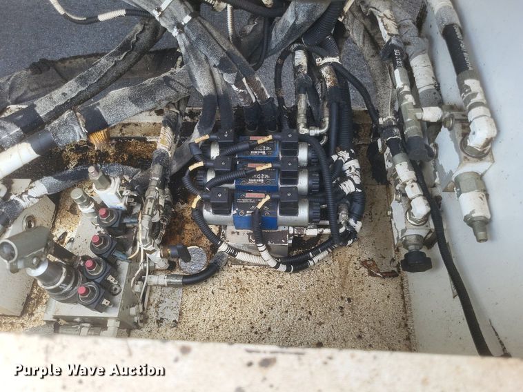 image for item DR4932 2012 Roadtec MTV1000D material transfer machine 