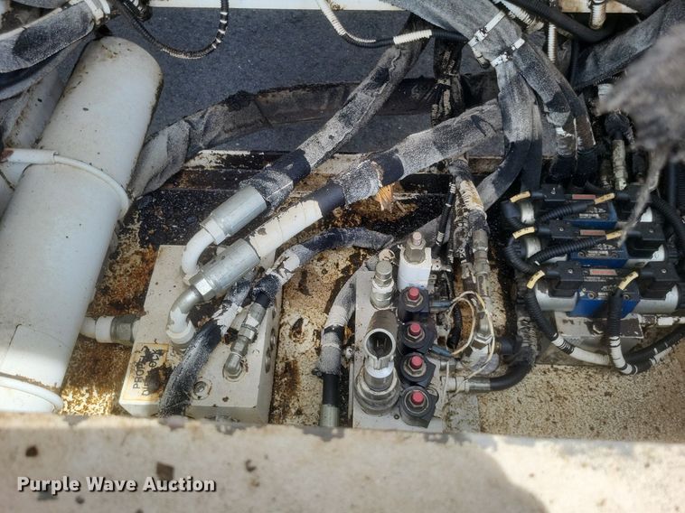 image for item DR4932 2012 Roadtec MTV1000D material transfer machine 