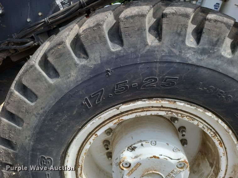 image for item DR4932 2012 Roadtec MTV1000D material transfer machine 