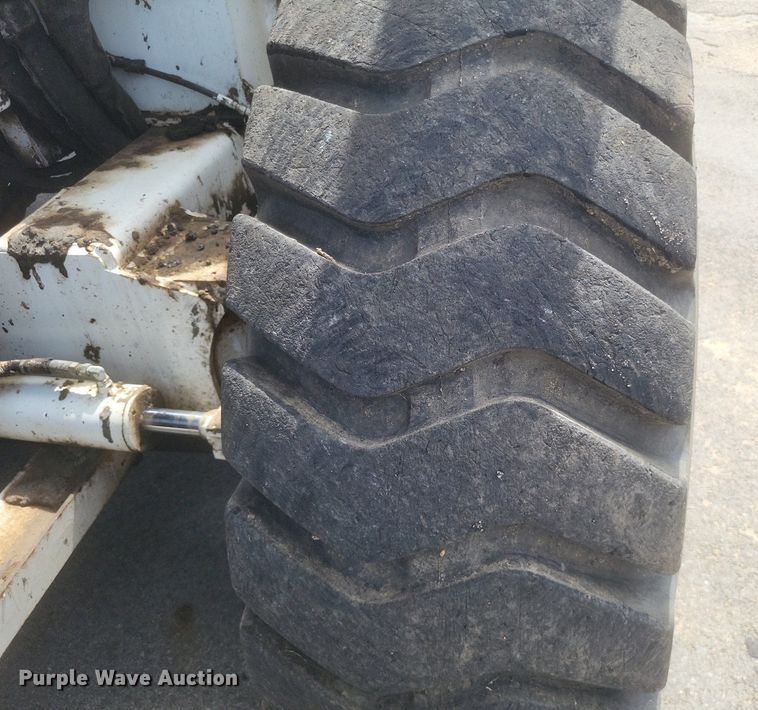 image for item DR4932 2012 Roadtec MTV1000D material transfer machine 