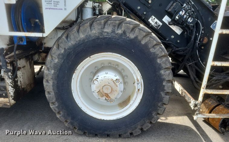 image for item DR4932 2012 Roadtec MTV1000D material transfer machine 