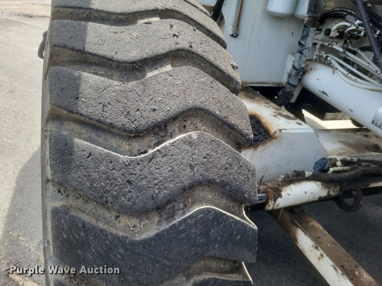 image for item DR4932 2012 Roadtec MTV1000D material transfer machine 