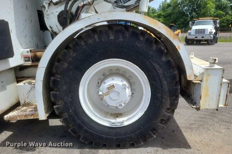 image for item DR4932 2012 Roadtec MTV1000D material transfer machine 