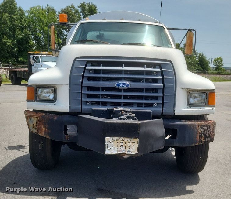 image for item DR4933 1997 Ford  F800 oil distributor truck