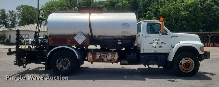 image for item DR4933 1997 Ford  F800 oil distributor truck