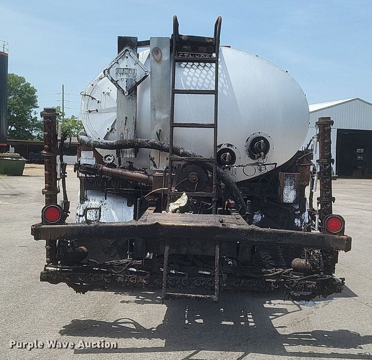 image for item DR4933 1997 Ford  F800 oil distributor truck