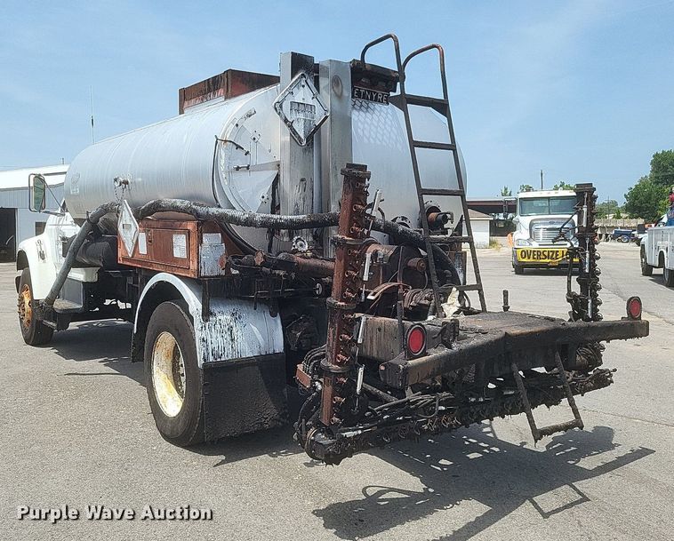 image for item DR4933 1997 Ford  F800 oil distributor truck