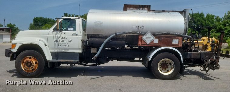 image for item DR4933 1997 Ford  F800 oil distributor truck