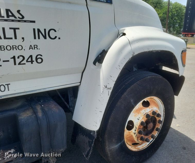 image for item DR4933 1997 Ford  F800 oil distributor truck